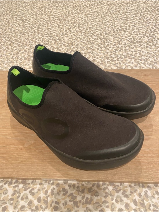 OOFOS Other - OOFOS Men’s Size 10.5 Black Slip-On Comfort Loafers with Green Accents